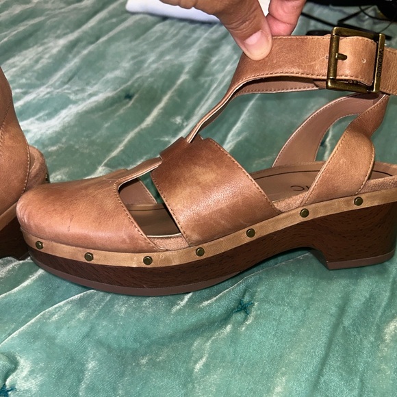 Vionic Women's Faye BROWN/TAN Ankle Strap Heels size 6 - Picture 2 of 3